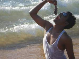 ritesh with fish - dil chahta hai style